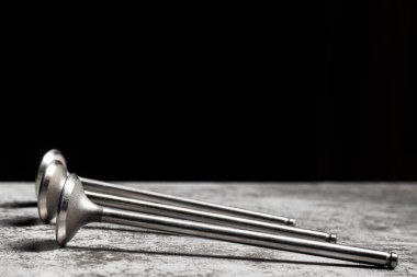 Masanın üzerinde üç tane motor vanası var. İçten yanmalı motordan valf.