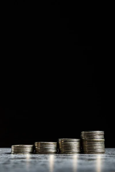 Στοίβες Νομισμάτων Γκρι Τραπέζι Και Μαύρο Φόντο Όπως Οικονομικό Σύμβολο — Φωτογραφία Αρχείου