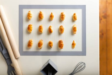 Ev mutfak masasında hasırın üstünde taze tatlı hamur işleri..