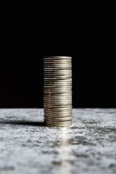 Stapel Von Münzen Auf Grauem Tisch Und Schwarzem Hintergrund — Stockfoto