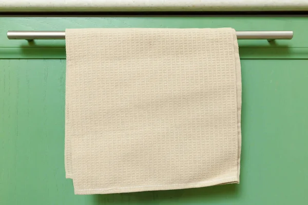 Vafle kuchyňský ručník visí na klice domácí kuchyně skříňky — Stock fotografie