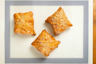 Mutfak masasındaki hasırın üstünde yeni pişmiş Samsa manzarası..