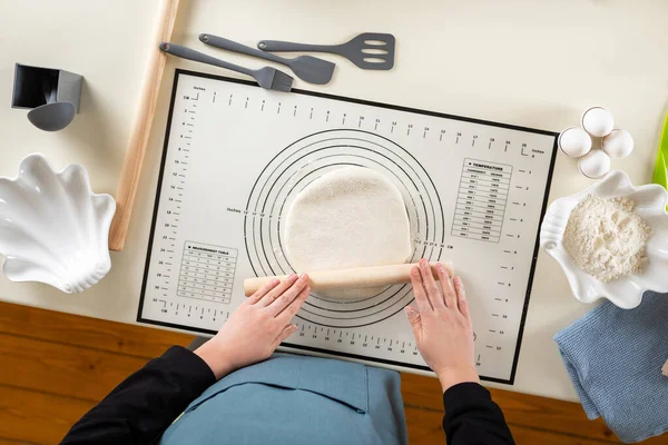 Top view a folyamat gördülő búza tészta egy konyhaszőnyegen — Stock Fotó
