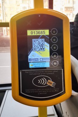 Kazakistan şehir otobüsünde onay sarı onaylayıcı. Almaty şehrinin toplu taşımacılığında elektronik ödeme. Almaty, Kazakistan - 23 Aralık 2021