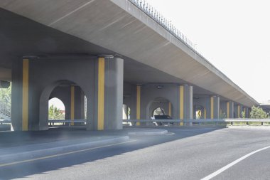Ryskulov Bulvarı ve Doğu Baypasındaki köprü şeklinde yeni beton yol kavşağı. Almaty, Kazakistan - 13 Haziran 2020