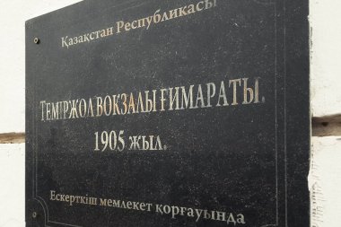 1905 'te Kazakistan' daki Kyzylorda şehrinin taş levhasındaki demiryolu istasyonunun inşaatı. Kyzylorda, Kazakistan - 22 Aralık 2021