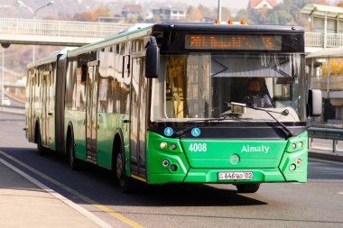 Almaty caddesinden geçen yeşil şehir otobüsü. Almaty, Kazakistan - 20 Ekim, 2021