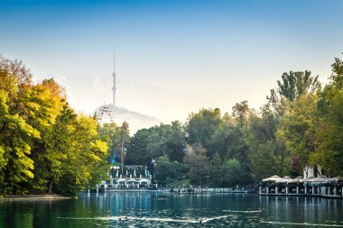 Ortasında küçük bir göl olan Almaty 'nin merkez parkının genel manzarası ve biraz da eğlence. Almaty, Kazakistan - 14, 2021