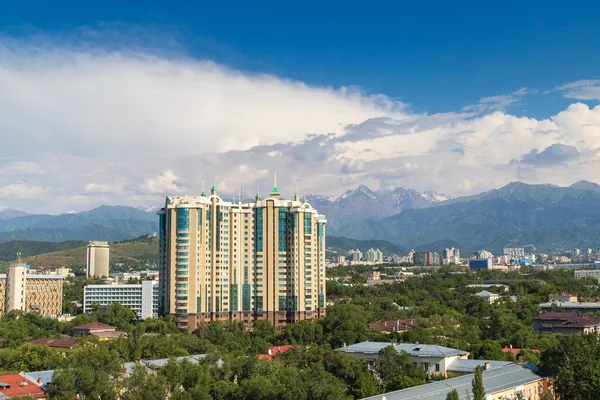 Moderno complexo residencial de vários andares CAPITAL CENTER entre os edifícios antigos do distrito de Medeu de Almaty — Fotografia de Stock