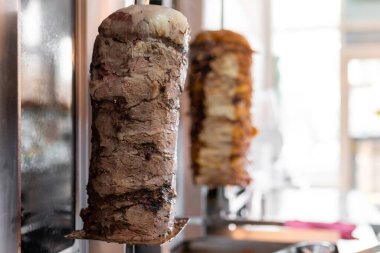 Doner Kebap için sıcak ve taze etle dikey şiş, Türk sokak yemeği.