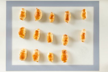 Taze pişmiş tatlı ev yapımı hamur işleri fırın paspasında simit, üst manzara..