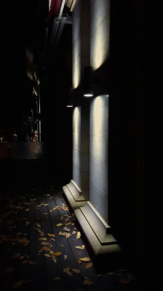 Beleuchtung Der Säulen Eines Nächtlichen Gebäudes Frühherbst — Stockfoto