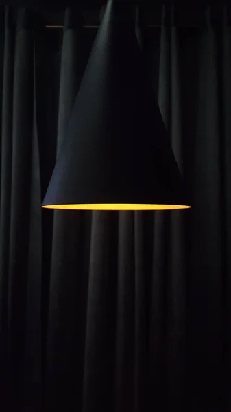 Moderne Lampe Vor Dem Hintergrund Der Falten Von Vorhängen Dunklen — Stockfoto