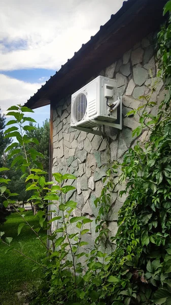 Klimaanlage Auf Einer Steinmauer Der Fassade Eines Hauses Freien Klimatisierung — Stockfoto