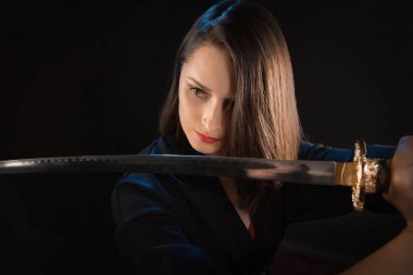 Katana kılıçlı genç esmer savaşçı kadın..