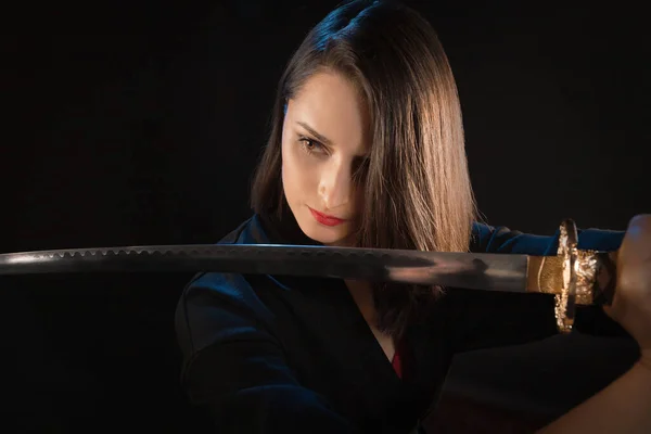 Jovem Mulher Guerreira Morena Com Espada Katana — Fotografia de Stock