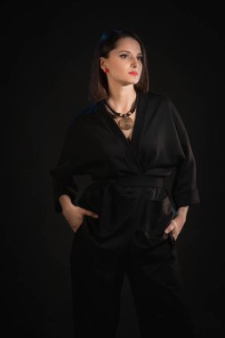 Siyah arka planda siyah ipek kimonolu esmer kadın..