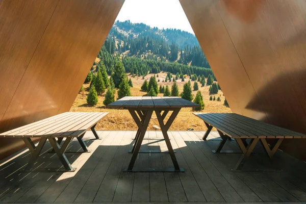 Ein Tisch Mit Bänken Unter Dem Giebeldach Eines Pavillons Der — Stockfoto