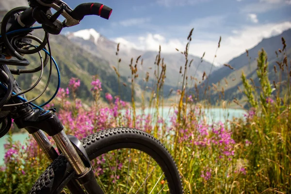 Close Frente Uma Bicicleta Montanha Fundo Turvo Lago Montanha — Fotografia de Stock