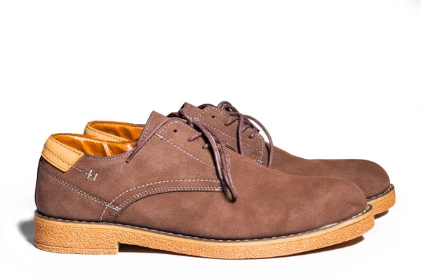 Vista lateral de zapatos bajos con cordones marrones para hombre hechos de gamuza aislados sobre un fondo blanco —  Fotos de Stock