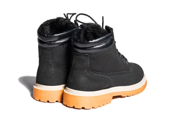Widok z tyłu czarne buty zimowe z futra, wkładki skórzane i brązowe wysokie podeszwy izolowane na białym tle — Zdjęcie stockowe