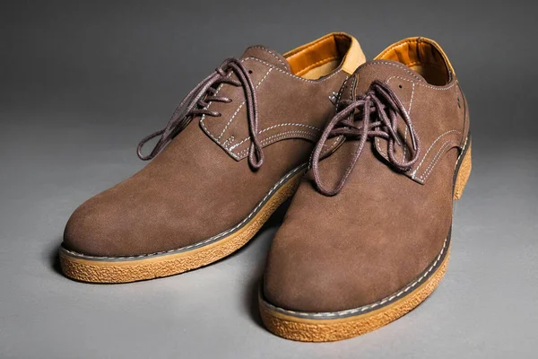 Zapatos marrones casuales con cordones sobre un fondo gris —  Fotos de Stock