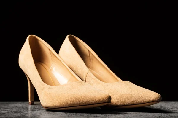 Взуття Жіноче Кремового Кольору Тонкими Підборами Чорному Тлі — стокове фото