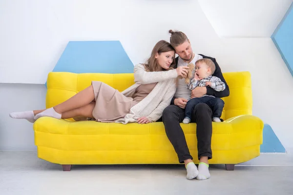 Les Jeunes Parents Caucasiens Jouent Avec Enfant Sur Canapé — Photo