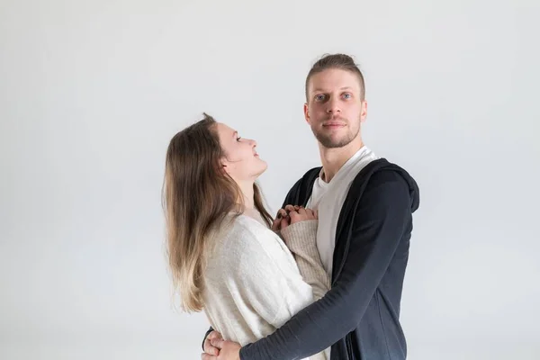 Portret Van Een Jong Europees Koppel Knuffelen Liefhebbers Een Witte — Stockfoto