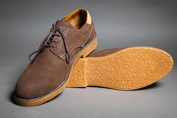 棕色皮鞋 系有灰色背景的鞋带 — 图库照片