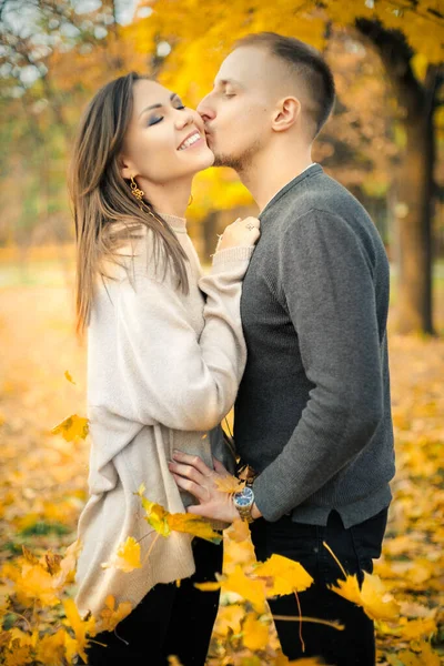 秋の公園で若いカップルの日付に優しいキス — ストック写真