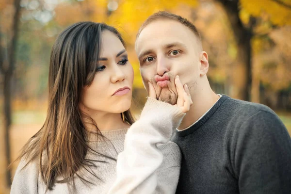 Vrouw Domineert Het Huwelijk Manipuleert Man Psychologie Van Huwelijksrelaties — Stockfoto