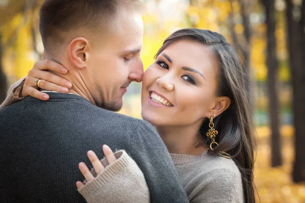 Gelukkig Lachende Jonge Vrouw Knuffelen Haar Man Een Date Een — Stockfoto