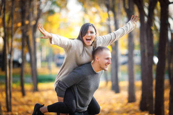 Happy Smiling Man Carrying His Laughing Girlfriend Back Her Opened — Stock Photo, Image