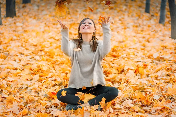 Gülümseyen Genç Kadın Sonbahar Parkında Düşen Yapraklarla Eğleniyor — Stok fotoğraf