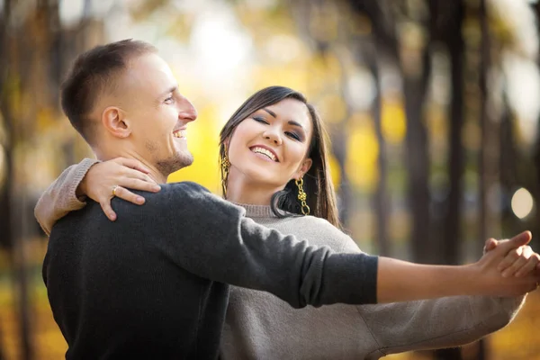 Retrato Feliz Casal Asiático Caucasiano Amantes Encontro Dançando Parque Outono — Fotografia de Stock