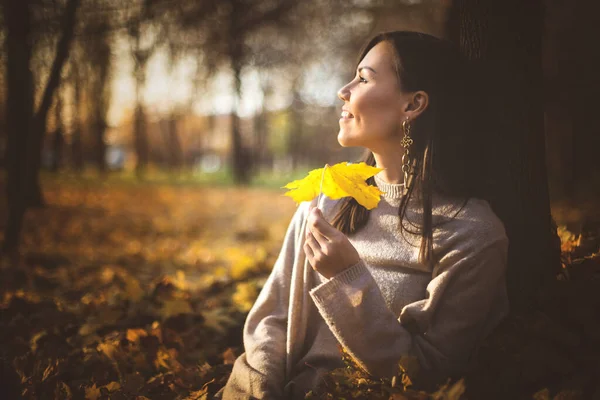 Jeune Femme Heureuse Mixte Assis Près Arbre Dans Parc Automne — Photo