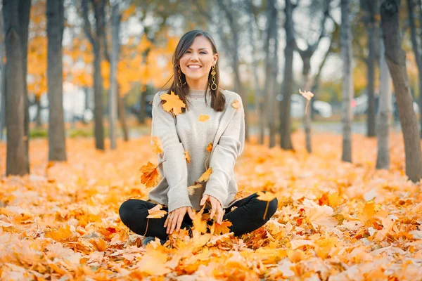 Счастливой Смешанной Расы Падения Молодая Женщина Улыбается Радостно Покрыты Осенними — стоковое фото