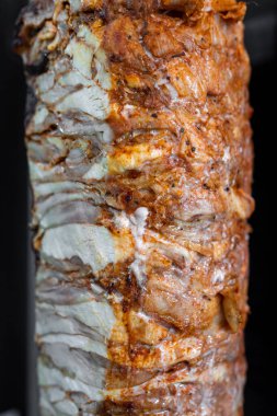 Türk sokak yemekleri olan Doner Kebap için terbiye edilmiş tavuk eti yakın plan..