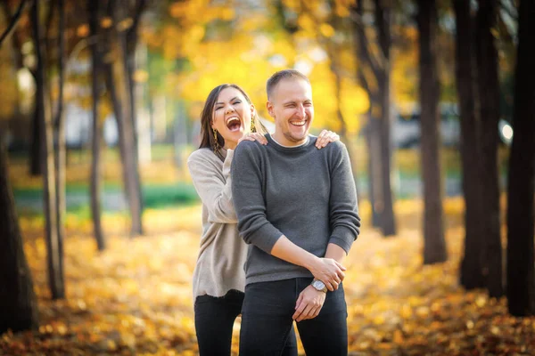 恋のカップルは喜んで自分自身のための笑いの日を手配します — ストック写真