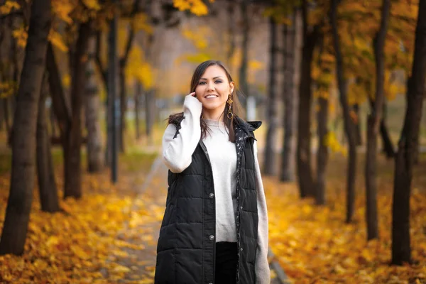 Almaty Sonbahar Parkında Düşen Sonbahar Yapraklarıyla Genç Bir Kadının Portresi — Stok fotoğraf