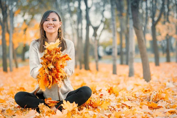 Tevreden Glimlachende Jonge Vrouw Hebben Plezier Herfst Park Spelen Met — Stockfoto