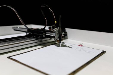 Robot festivalinde insan el yazısıyla yazabilen bir robot. Almaty, Kazakistan - 19 Şubat 2022