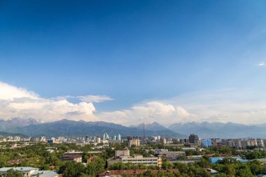 Yaz şehri Almaty 'nin havadan görünüşü, dağların arka planına karşı. Almaty, Kazakistan - Temmuz 02, 2021
