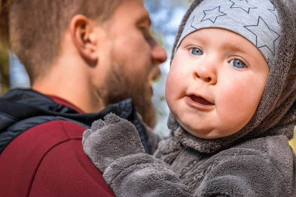 Close Portrait Little Baby Boy Arms His Father Outdoor — Stockfoto