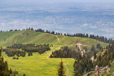 Kok-Zhailau, Kazakistan 'daki Almaty şehrinden 10 km uzaklıktaki Küçük ve Büyük Almaty Geçitleri arasında, doğudan batıya kadar uzanan Ile Alatau Eyaleti Ulusal Doğal Parkı' nın bir bölgesidir..
