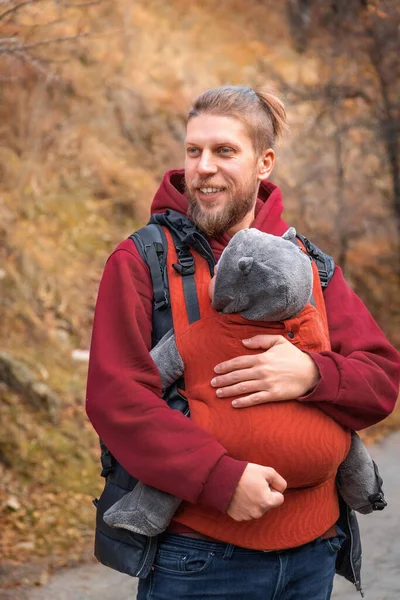 Adorable Smiling Bearded Babywearing Father His Baby Sling Autumn Walking — Stockfoto