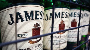 Barda bir şişe Jameson Irish Whiskey 'e yakın çekim. Almaty, Kazakistan - 2 Temmuz 2021