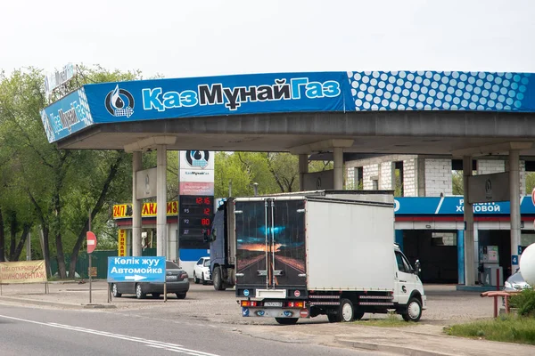 Gas Station Kazmunaygaz Busy Highway Lot Traffic Almaty Kazakhstan April — Φωτογραφία Αρχείου