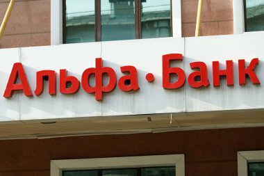Bankanın küçük bir şubesinin girişinde Alfa Bank logosu olan bir tabela. Almaty, Kazakistan - Nisan 05, 2022